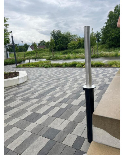 Stainless steel bollard Ø 89 mm, retractable with manual lifting/lowering, Triangular closure, 900 mm above ground. Buy in the online store.