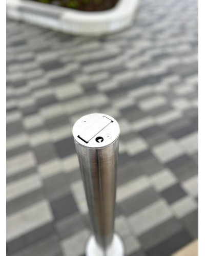 Stainless steel bollard Ø 89 mm, retractable with manual lifting/lowering, Triangular closure, 900 mm above ground. Buy in the online store.