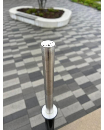 Stainless steel bollard Ø 89 mm, retractable with manual lifting/lowering, Triangular closure, 900 mm above ground. Buy in the online store.