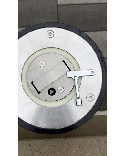 Stainless steel bollard Ø 89 mm, retractable with manual lifting/lowering, Triangular closure, 900 mm above ground. Buy in the online store.