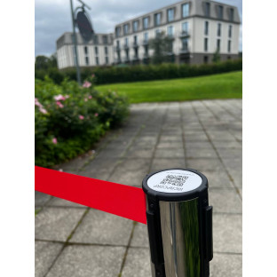 Drawstring demarcation posts as a landscaping element