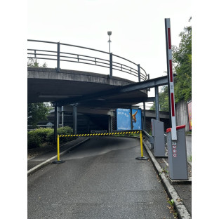 Verwendung von Gurtpfosten gelb im Freien in Lagerhallen mit gestreiftem gelb-schwarzem Zugband